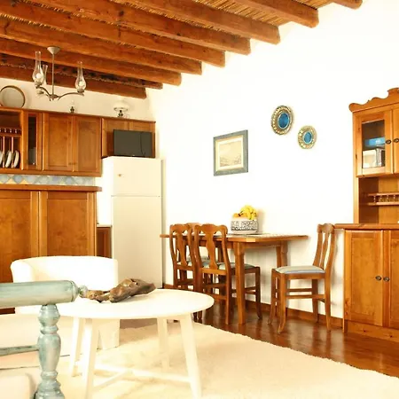 Independent Luxury House Amos