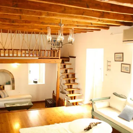 Independent Luxury House Amos